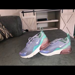 Girl Nike AirMax 270